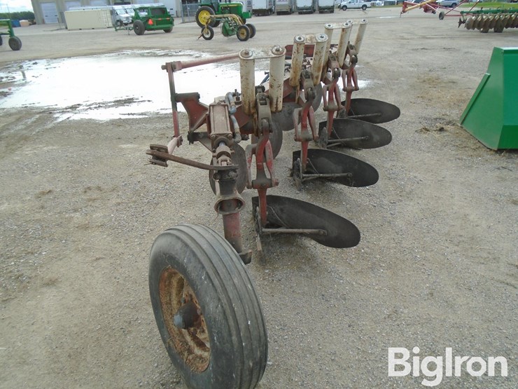 international-710-image-7