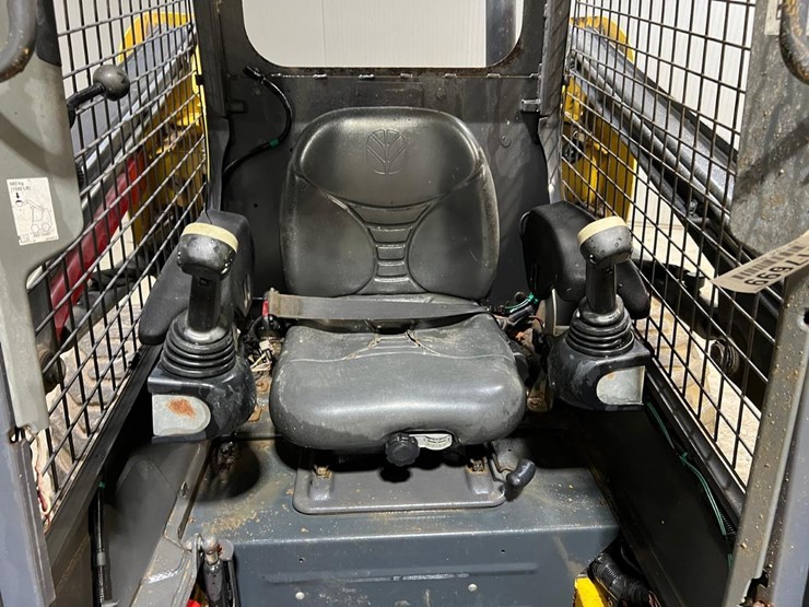 new-holland-l215-image-17