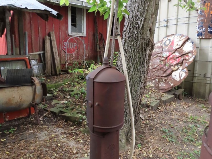 1900's-bowser-red-sentry-long-distance-gas-pump-image-1