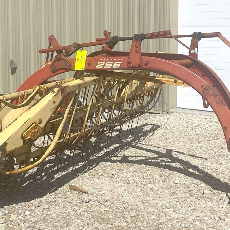 NEW HOLLAND 256