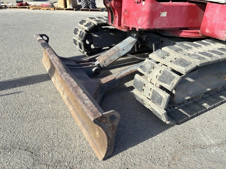 2016-takeuchi-tb280fr-image-7