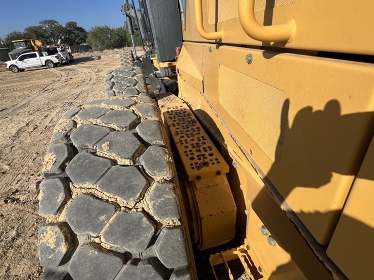 2011-deere-772gp-image-23