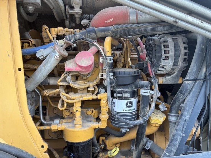 2015-deere-210l-image-15