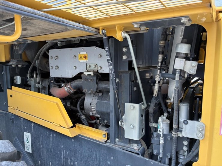 2015-komatsu-wa380-8-image-14