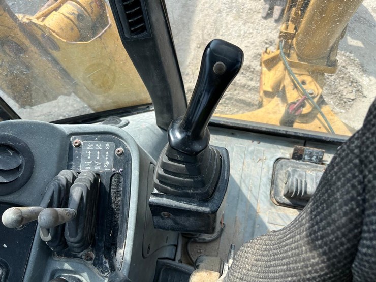 caterpillar-430d-image-36
