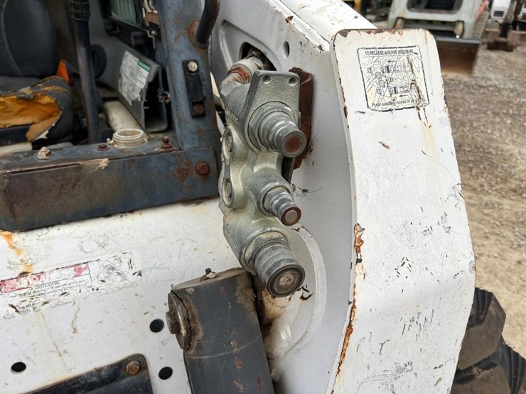 2008-bobcat-s300-image-11