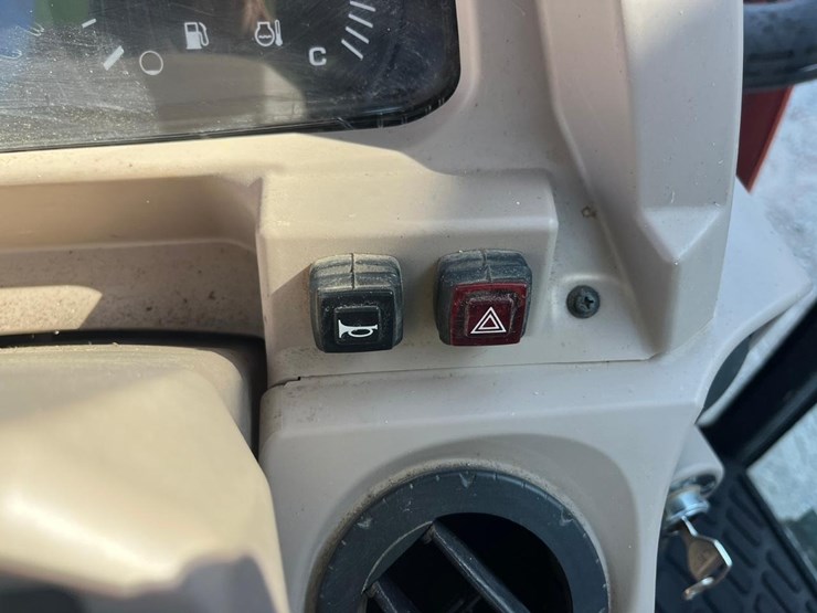 2013-kubota-m7040-image-25