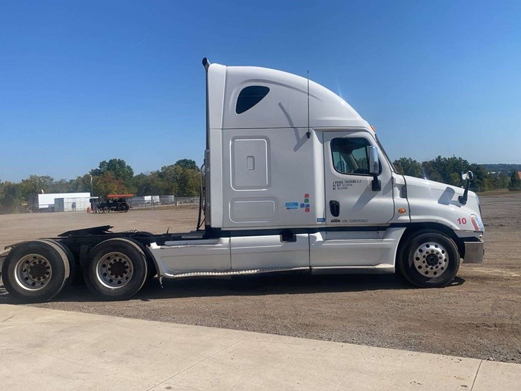 2013-freightliner-cascadia-semi-truck-image-5