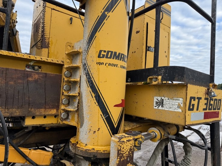 #1415-•-gomaco-gt3600-curb-machine-image-46