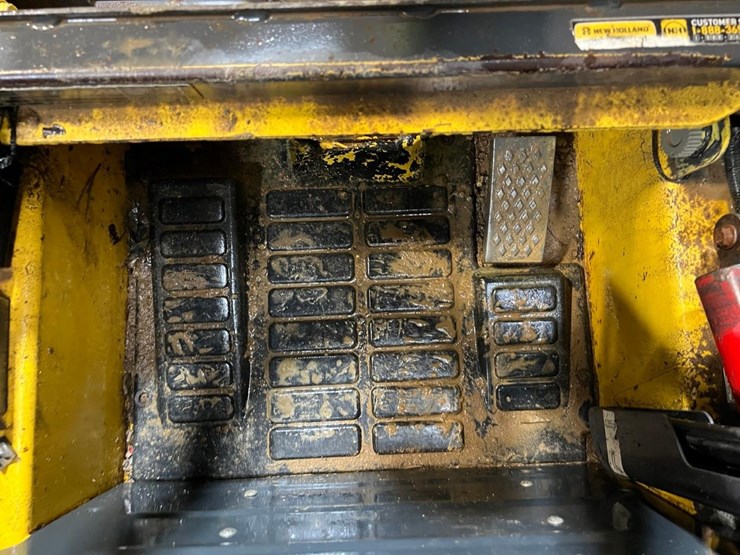 new-holland-l215-image-25