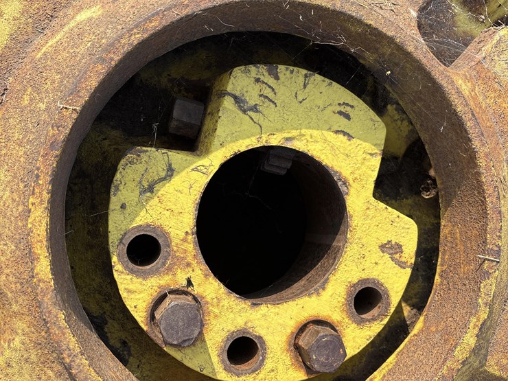 john-deere-32-image-17