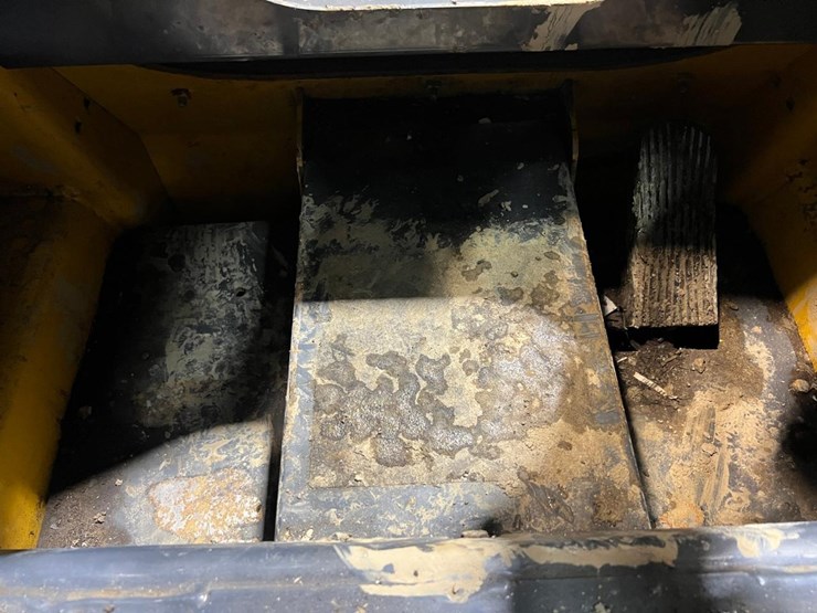 2016-deere-318g-image-24