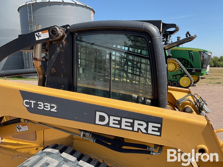 2006-deere-ct332-image-17