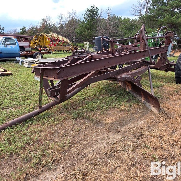 Russell Grader Pull-Type Scraper