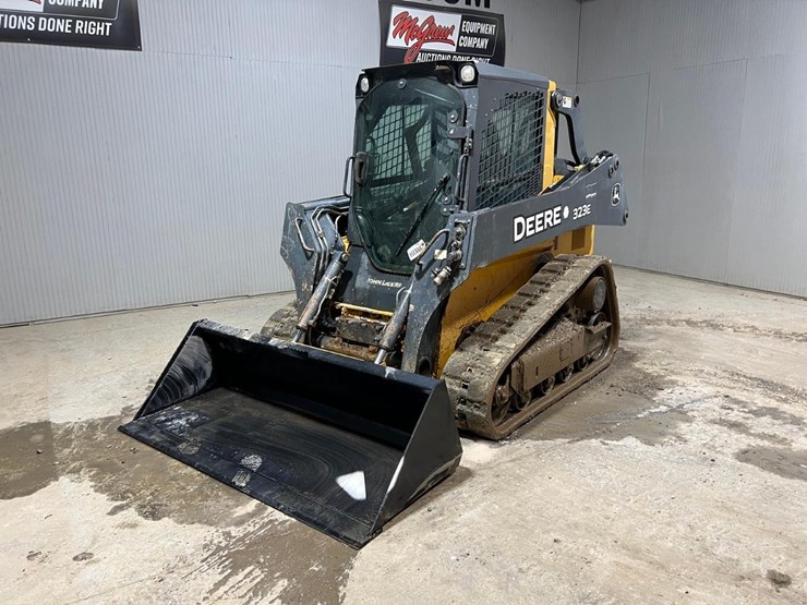 deere-323e-image-2