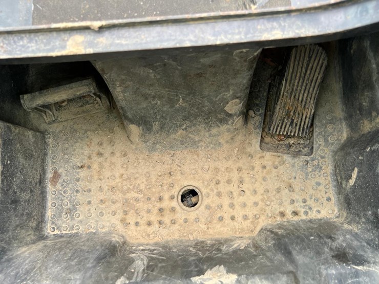 2020-deere-324g-image-24