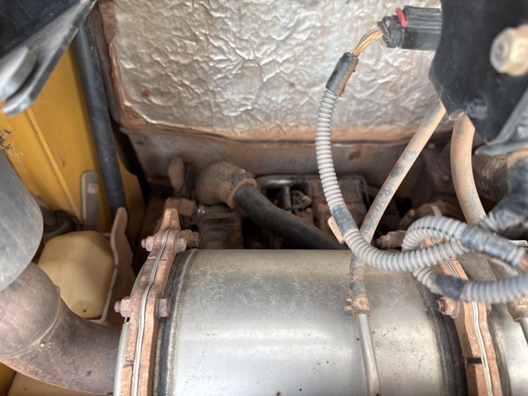 deere-323e-image-32