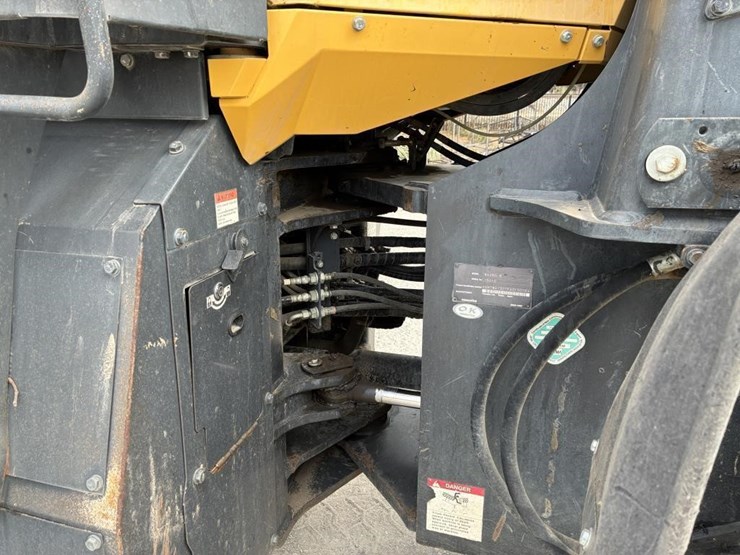 2015-komatsu-wa380-8-image-11