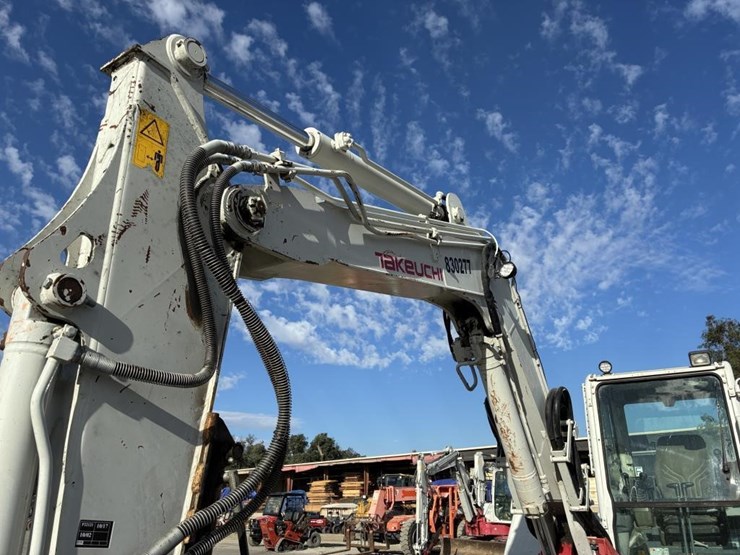 2016-takeuchi-tb280fr-image-10