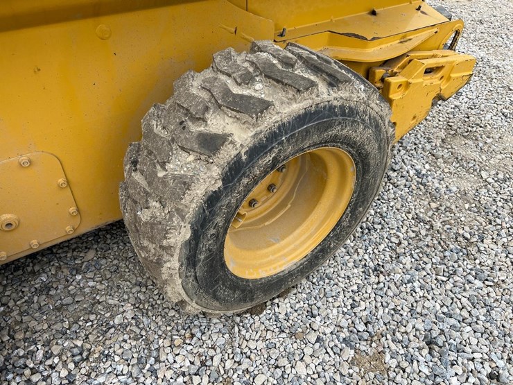 2020-deere-324g-image-13
