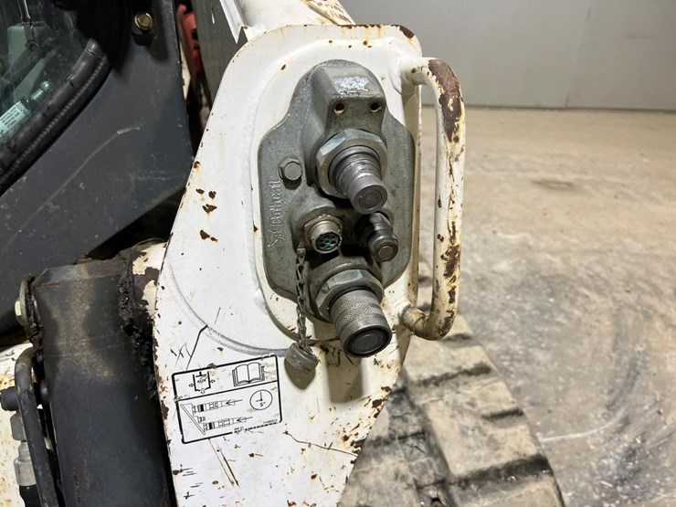 2016-bobcat-t740-image-11