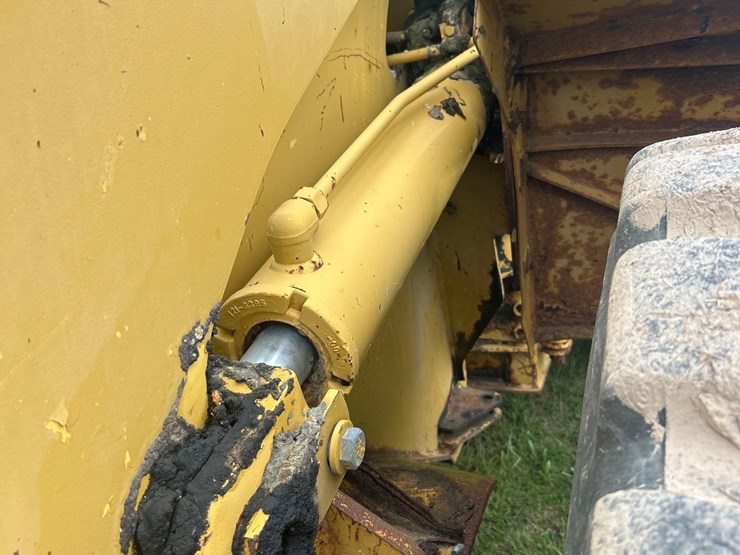 caterpillar-938g-image-12