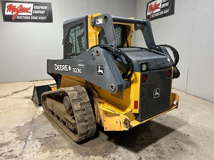deere-323e-image-3