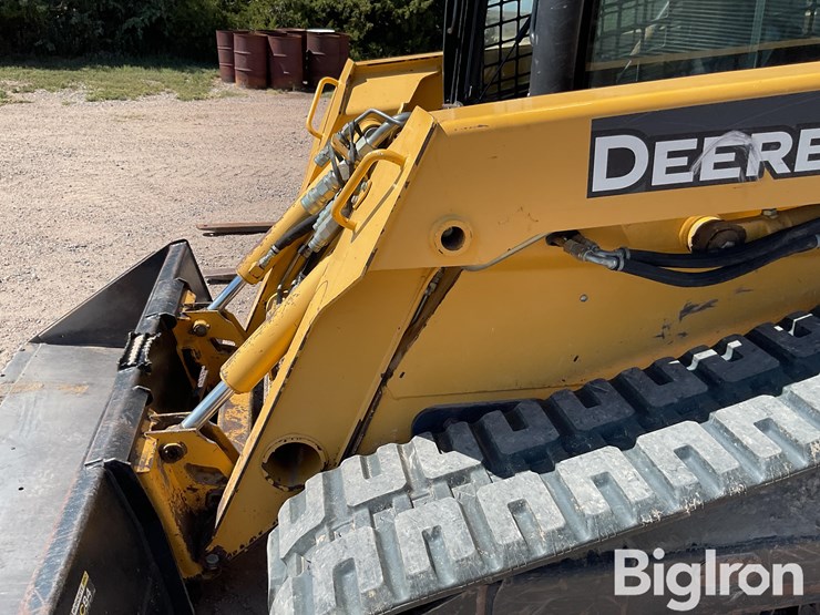 2006-deere-ct332-image-11