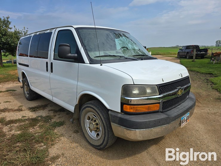 2011-chevrolet-express-3500-image-3