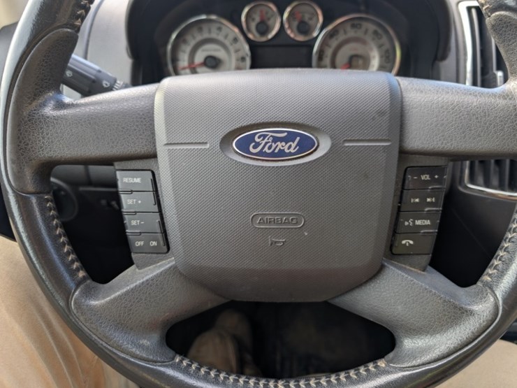 2010-ford-edge-image-31