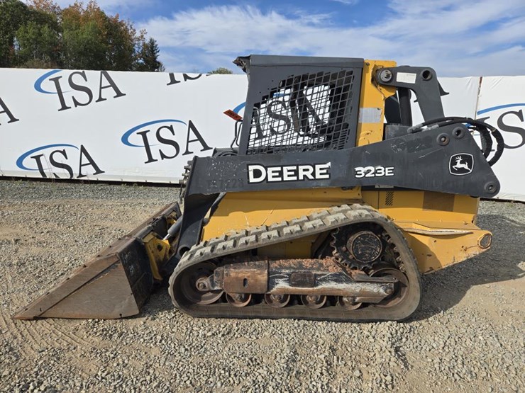 deere-323e-image-2