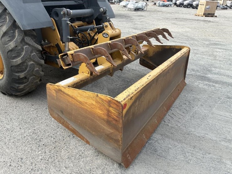 2015-deere-210l-image-8