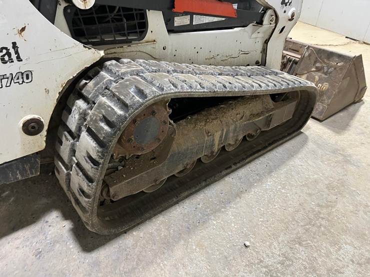 2016-bobcat-t740-image-17