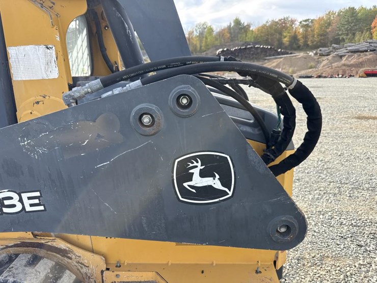 deere-323e-image-18