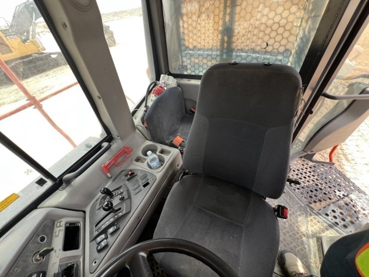 2021-volvo-a60h-image-40