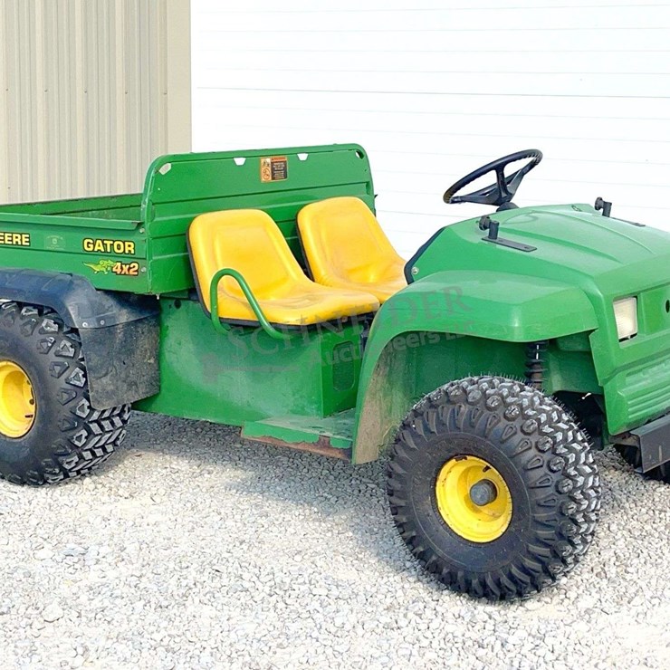 JOHN DEERE GATOR