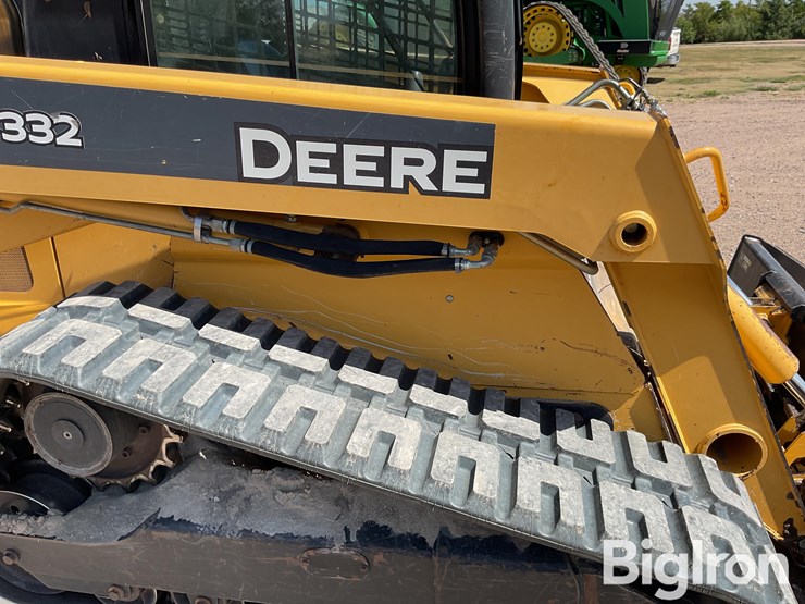2006-deere-ct332-image-18