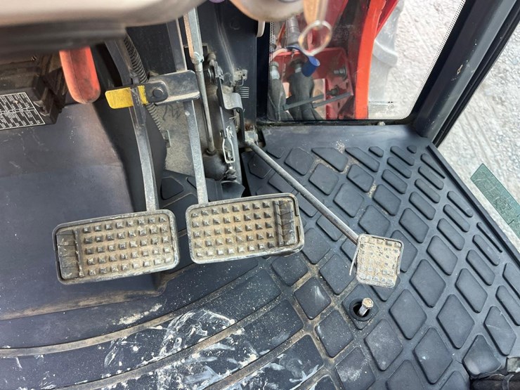 2013-kubota-m7040-image-34