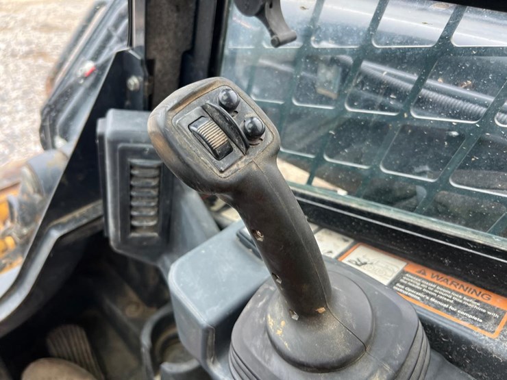 2020-deere-324g-image-22