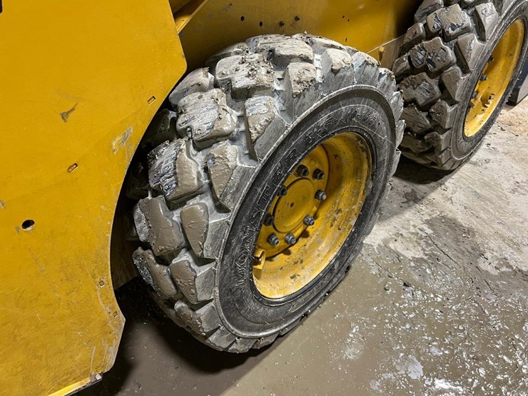 2016-deere-318g-image-16