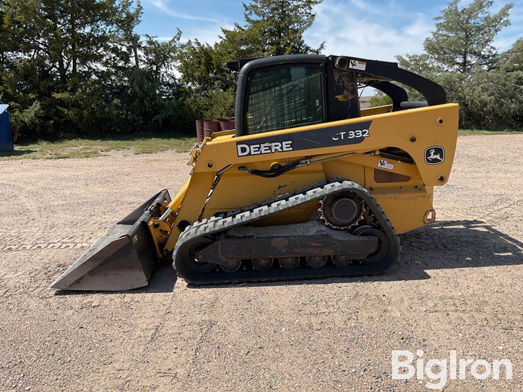 2006-deere-ct332-image-8