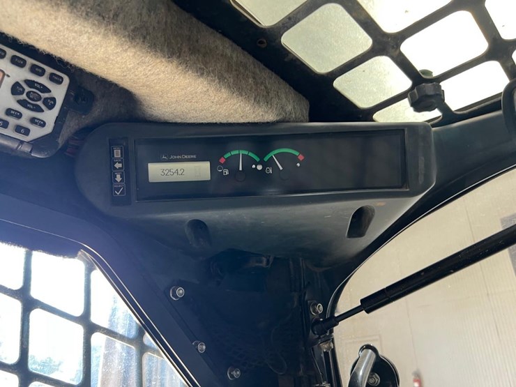 deere-323e-image-23
