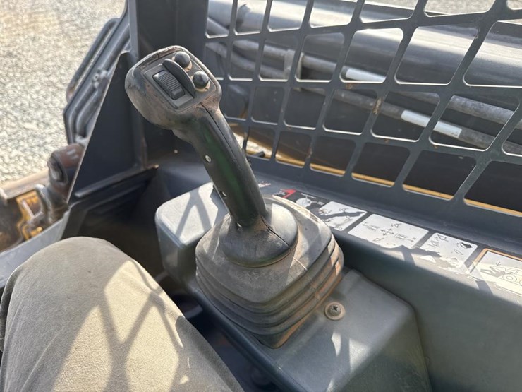 deere-323e-image-40