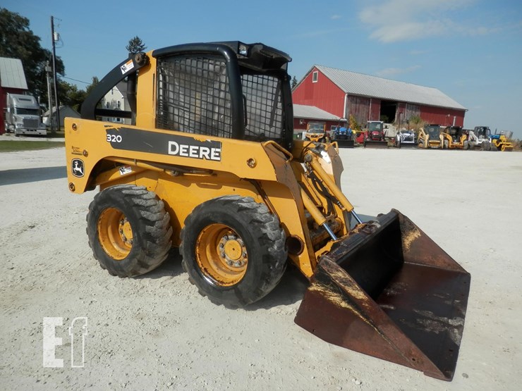 deere-320-image-3