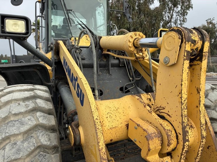 2015-komatsu-wa380-8-image-8