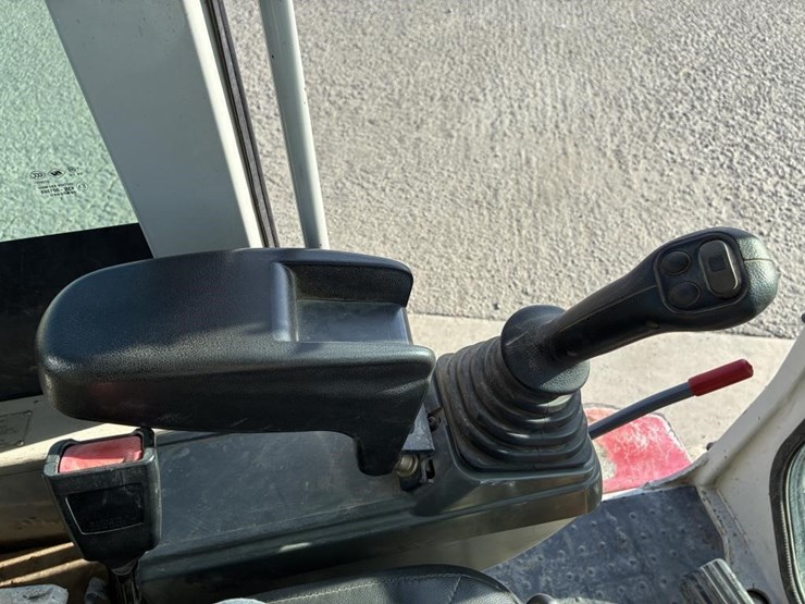 2016-takeuchi-tb280fr-image-19