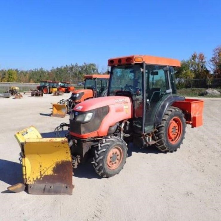 2016 KUBOTA M7040D