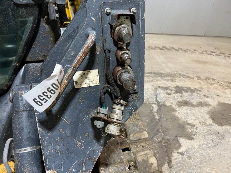 deere-323e-image-11