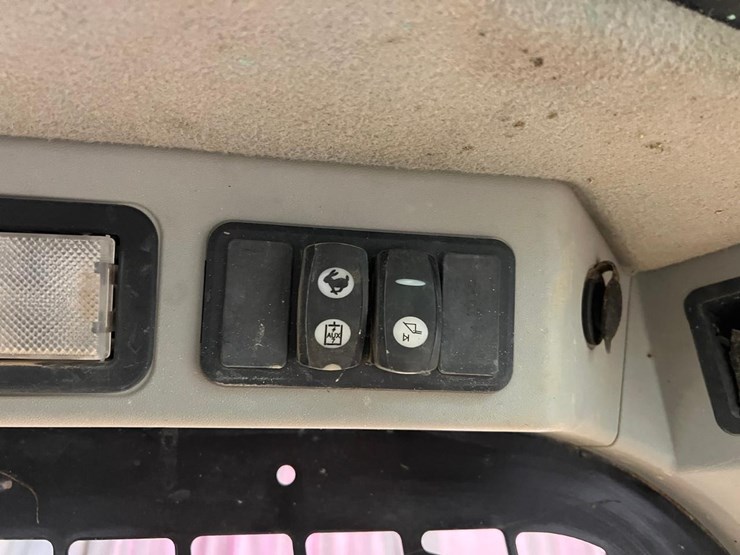 2016-caterpillar-259d-image-31
