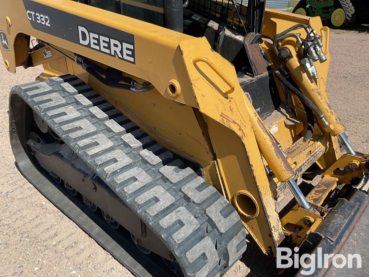 2006-deere-ct332-image-16